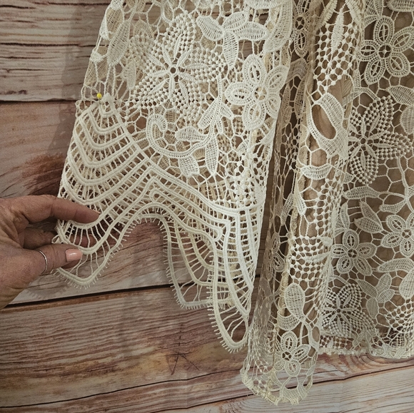 NWOT Beautifull Lace, Lined, Bell Sleeve Party Dress! Size LARGE - Picture 7 of 9